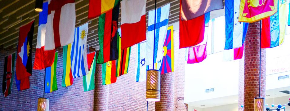 国际旗帜悬挂在火博体育学院